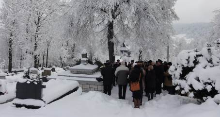 Modlitwa przy grobie ks. Antoniego Porby w Ptaszkowej.