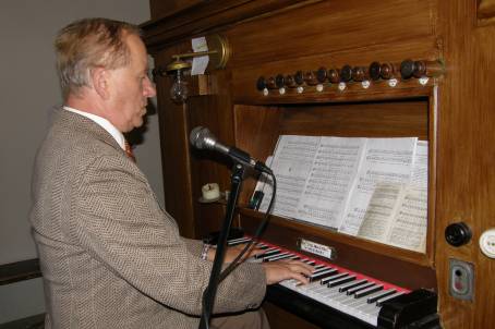 Organista Kazimierz Piętoń gra na żegocińśkich organach.