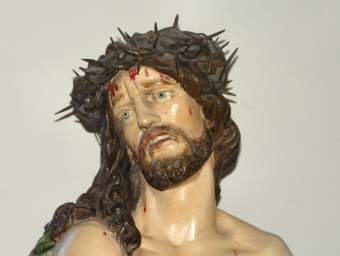 Figura Chrystusa Frasobliwego w żegocińskim kościele.