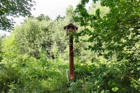 Kapliczka szafkowa z rzeb Chrystusa Frasobliwego w tzw. "Wyrbie"